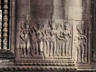 Devatas mit ulkigen Frisuren am Angkor Wat... (alle Fotos Jörg Schwarz)
