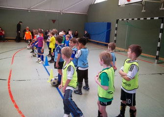 Kinder während eines Fußball-Trainings des WSW Rostock in einer Sporthalle