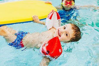 Zwei Kinder planschen beim Eltern-Kind-Schwimmen des WSW Rostock