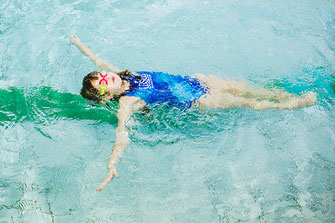 Ein Mädchen schwimmt beim Seepferdchen-Kurs des WSW Rostock
