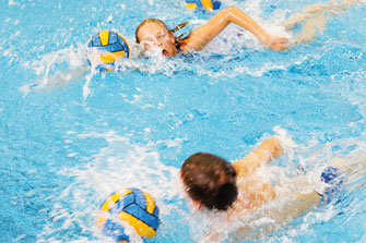 Zwei Wasserballer schwimmen im Rahmen des Trainings beim WSW Rostock
