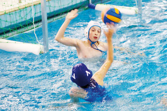 Torwurf im Rahmen des Wasserball-Trainings beim WSW Rostock