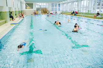 Blick in die Lehrschwimmhalle während des Eltern-Kind-Schwimmens des WSW Rostock