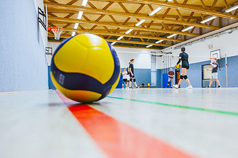 Ein Volleyball, der während einer Trainingszeit des WSW Rostock am Spielfeldrand liegt