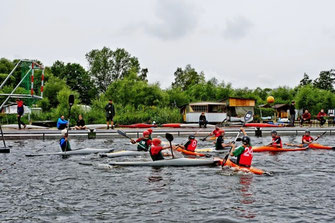 Eine Kanupolo-Mannschaft des WSW Rostock bei einem Match im Flussbad Rostock