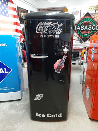 Kühlschrank aus Omis Zeit und Neugerät/Coke Design