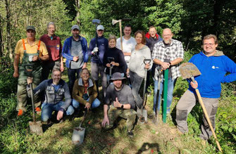 Ein Gruppenbild der Freiwilligen bei einem Biotoppflege Einsatz