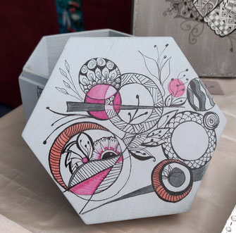 boîte bois de couleur grise avec des dessins géométriques noirs, roses.