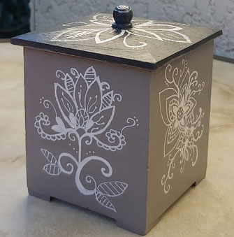 Boîte rectangulaire haute avec couvercle de couleur grise avec des dessins de fleurs stylisés blancs