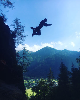 AUERKLAMM - CANYONING - EXTREM : DER HOHE SPRUNG : HÖCHSTES NIVEAU : Exzellent ausgeführt von unserem Freund und Gast Dr. CHRIS COOPER aus Australien, unter Anleitung vom Guide JOHANNES