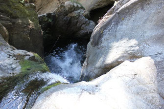 AUERKLAMM - CANYONING - EXTREM : DER HOHE SPRUNG : HÖCHSTES NIVEAU : Exzellent ausgeführt von unserem Freund und Gast Dr. CHRIS COOPER aus Australien, unter Anleitung vom Guide JOHANNES