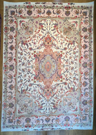 加工後  TABRIZ wool&silk お洗濯染み抜き平織キリム部分をかがりました。ボーダーのピンク色が美しく甦りました。