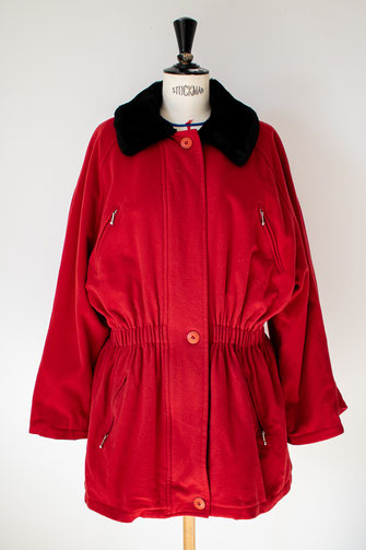 Manteau vintage rouge pour femme, taille 38. En cachemire et col en fausse fourrure noire.