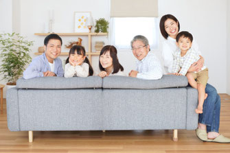 年金請求にかかる費用について解説するページに掲載された、家族が安心して過ごす様子のイメージ画像
