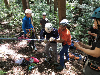 傷病者を登山道に上げる訓練