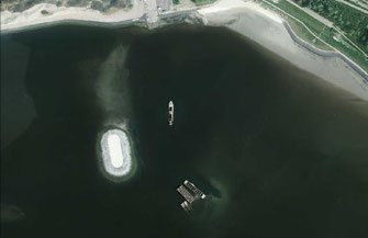 2011. Hoog water. Le Serpent is gelicht en ligt te wachten op vervoer.