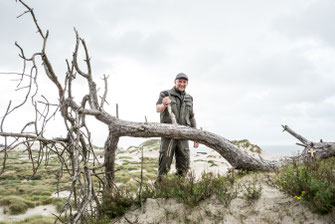 Alex met zijn 'gevallen' boom.