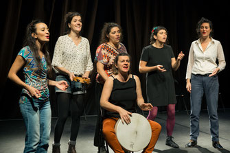 Sur La Place, spectacle musical du groupe vocal Les Goules Poly, de la Compagnie Parolata Sung, chants du monde polyphoniques se produit en Nouvelle-Aquitaine et dans toute la France.