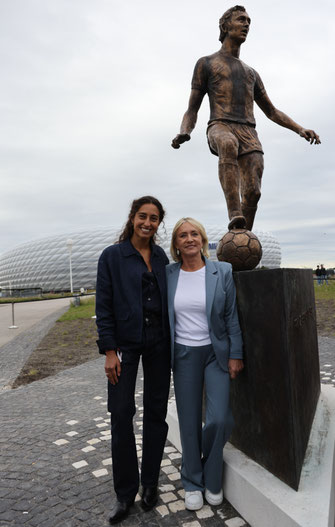 Künstlerin Matilde Romagnoli und Heidi Beckenbauer vor der Statue