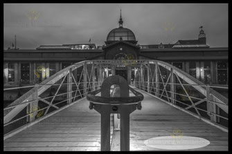 blick-von-dem-gelaender-am-anleger-auf-die-fischauktionshalle-und-bei-nacht-sw-hamburg-wandbilder-2520