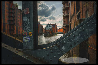 das-wasserschloss-durch-einen-brueckentraeger-gesehen-hamburg-wandbilder-2582