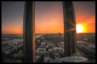 blick-durch-saeulen-vom-michel-auf-die-hafen-skyline-hamburg-wandbilder-2045