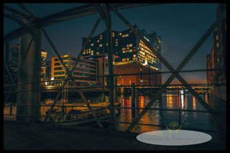 die-elbphilharmonie-durch-eine-bruecke-gesehen-hamburg-wandbilder-2506