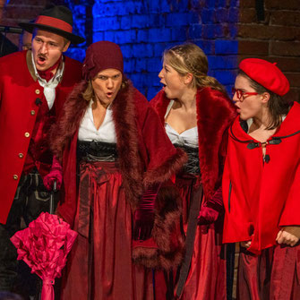Bürgerinnen und Bürger im Weihnachtsfestspiel Heilige Nacht 2024.