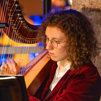 Harfenistin Magdalena Geiger im Weihnachtsfestspiel Heilige Nacht 2024. 