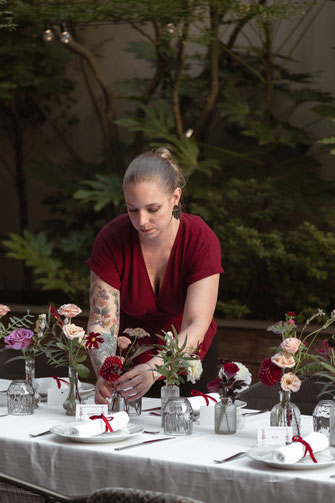 Morgane de My Daydream Wedding installe la décoration florale d’une table de mariage