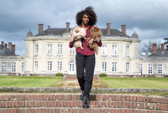 Portrait d'une influenceuse canine au château de Craon