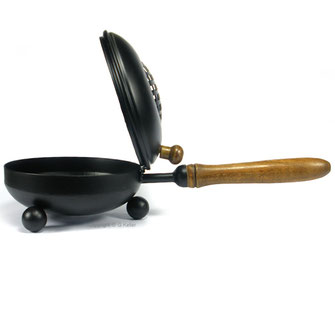 Geeignete Räucherpfanne mit Griff um Häuser und Wohnungen auszuräuchern.