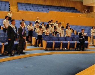 平和宣言を唱和する参加者