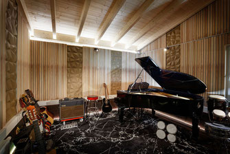 Key West Music Tonstudio mit Gitarren und großem Flügel