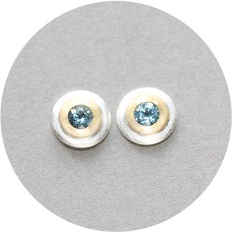 Bild:Vergissmeinnicht Ohrstecker,925 Silber mit einem Aquamarin(Blau) in der Mitte,in einer Goldfassung gefasst,Blumenohrstecker 10mm groß