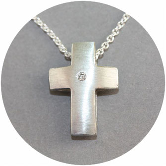 Bild:Kreuzanhänger,zwei gewölbte Kreuzflächen zusammen gelötet,ein Brillant ist in der Mitte eingearbeitet,die Kette verläuft zwischen den beiden Flächen,925Silber,2cm