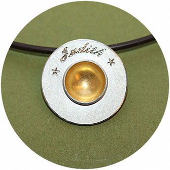 Bild:Taufanhänger,kleine Taufschale,Silberscheibe 1,8mm,in der Mitte ist eine Schale eingelassen welche mit Gold ausgelegt ist,Über der Schale ist eine Gravur möglich,die Öse ist hinter dem Anhänger angebracht