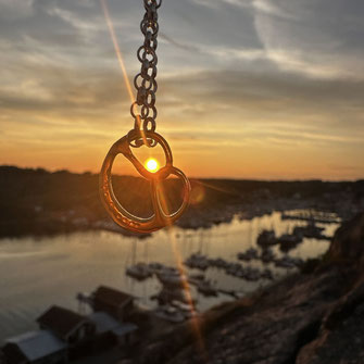 Das Stuttgarter Schmuck Souvenir Brezelkette in Grebbestad, Schweden: #brezelgoesworldwide. Schmuck Brezeln für die weite Welt.