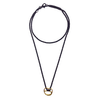 schwäbische Laugenbrezel als Hals-Schmuck aus Edelmetall: Variante Halskette Glitzerkette mit kleinem Brezel-Anhänger in schwarz/gold