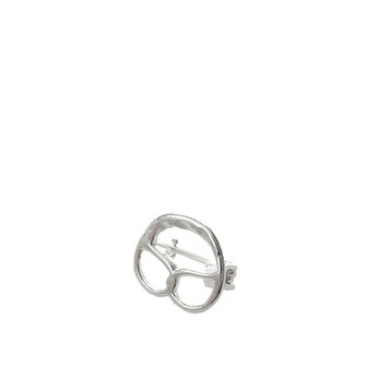 Geschenkidee Stuttgart Brezel: handgefertigte Silber-Brezel-Brosche für Brezelliebhaber.