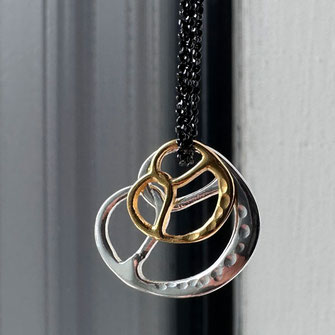 Souvenir Geheimtipp · STUTTGART: Doppeltes Brezel Glück- schmucke Schmuck-Berzel klein und groß, silber und gold