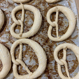 geschlungene schwäbische Stuttgarter Brezel kurz vorm backen
