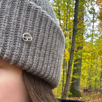 #brezelgoesworldwide silberen Brezel Brosche an Strickmütze im Wald von Stuttgart