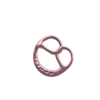 Der roségoldene Brezelanhänger ein stilvolles Stuttgart Souvenir und verbindet schwäbische Tradition mit modernem Schmuckdesign – perfekt als Geschenk aus Stuttgart oder als kleines Stück Heimat zum Tragen.