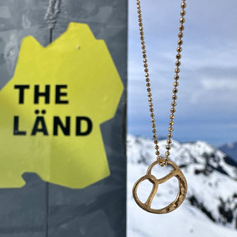 goldige handgefertigte Brezelkette#brezelgoesworldwide! schmucker goldener Brezel-Anhänger ein süddeutsches Statement und tolles Identity-Accessoire. 