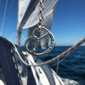#brezelgoesworldwide-  Brezel-Kette aus Stuttgart in Kattegat Schwedischen Westküste auf dem Segelboot fotografiert