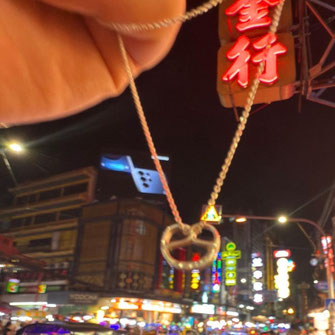 Das ideale Souvenir aus Stuttgart! Goldene Brezelkette mitten in Bangkok 'Sukhumvit' dein Stück Heimat aus Stuttgart auf Reisen in die weite Welt mitdabei.