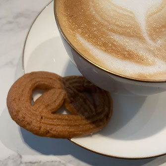 ein feiner Brezel-Keks zum Kaffeé gehört bei uns im Büro dazu