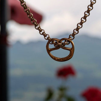 golden Brezelkette auf der Reise in der Schweiz. Schmuck zum Liebhaben