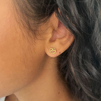 Zierliche vergoldete hochwertig handgefertigte Brezel Ohrstecker ein hübsches Souvenir aus Stuttgart, Baden-Württemberg. brezel-ohrringe-handgemacht-food-schmuck auch für´s Dirndl oder zur Tracht.